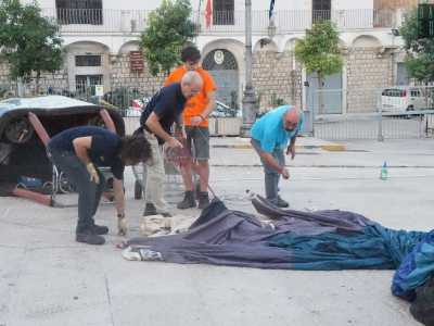 Infine c�� il pallone: una grande vela di nylon dalle sfumature bianche e azzurre che, ancora floscia, viene attaccata alla cesta grazie a delle robuste corde